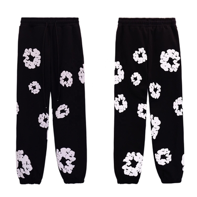 ลายสตรีทเวิร์ทยูนิเซ็กซ์ Track Pant ด้านล่างด้วยสัญลักษณ์การพิมพ์ Kapok Puff Custom ใน Light Wash